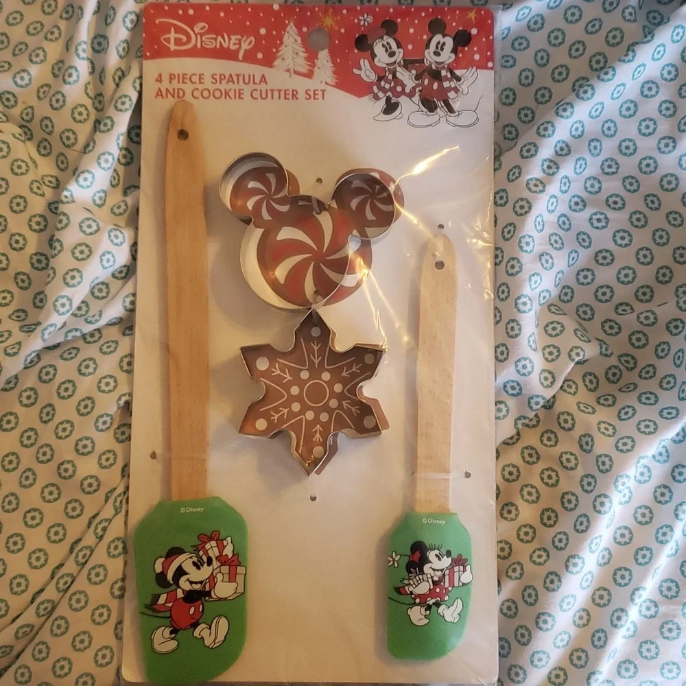 NIP Mickey and Minnie 4 Piece Spatula and Cookie Cutter Set